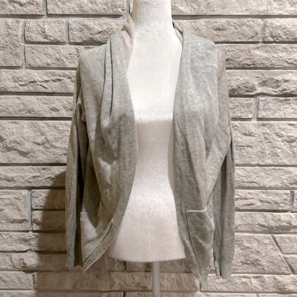 Lululemon Cabin Yogi Wrap Reversible Light Gray/Pink Cardigan Sweater. Size 4